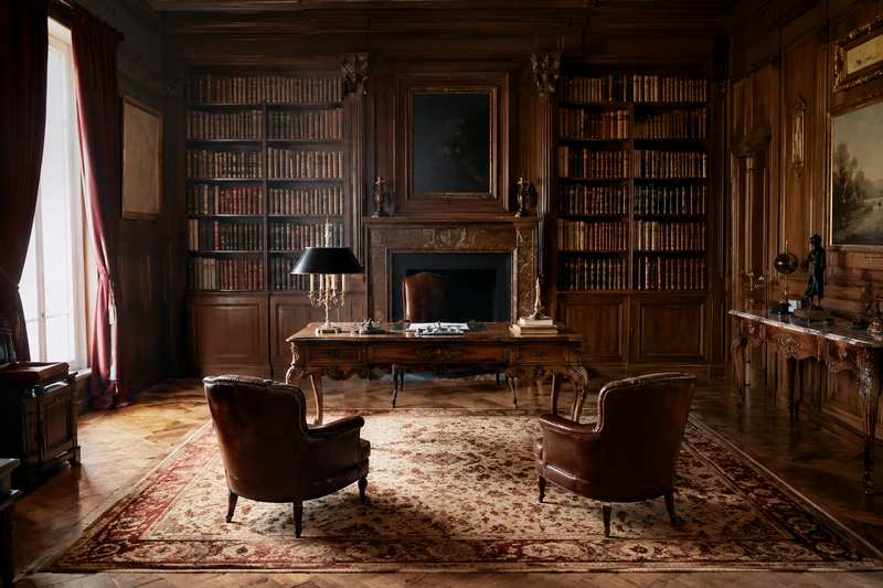 Intérieur ancien avec mobilier d'époque et bibliothèque à débarrasser