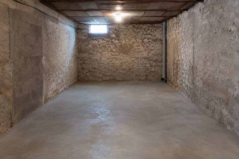 Cave entièrement vidée et balayée, sol propre