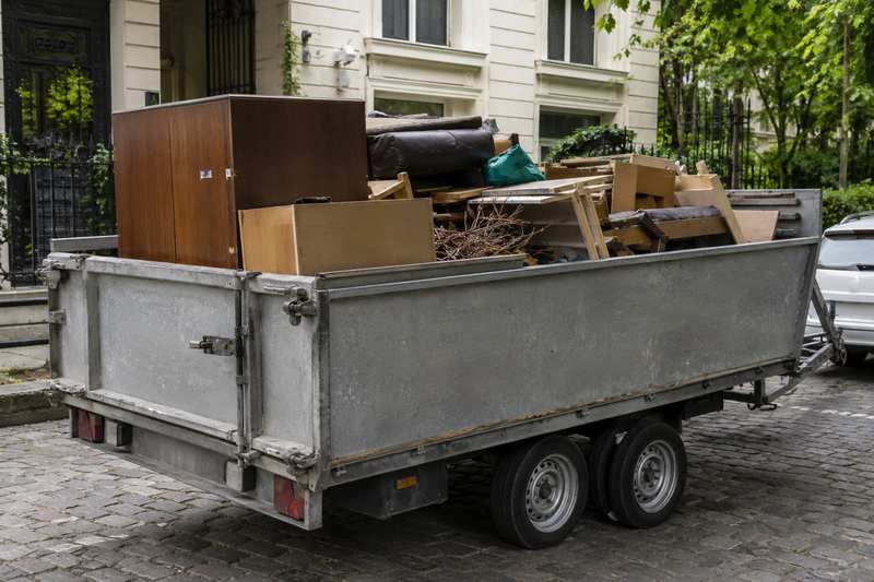 Objets et mobilier chargés dans une benne sur remorque