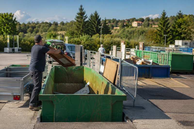 Déchetterie avec bennes de tri sélectif, apport d'objets