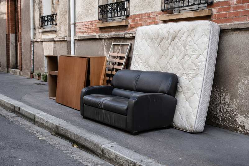 Encombrants (meuble, matelas) sur un trottoir prêts à être enlevés