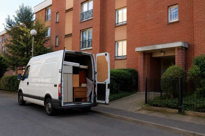 Immeuble en brique de banlieue avec utilitaire de débarras