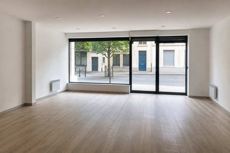 Local commercial vide après débarras, vitrine