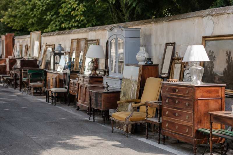 Meubles anciens et objets de brocante estimés pour reprise