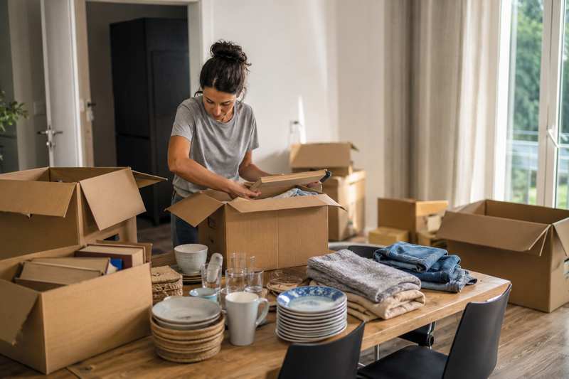Tri d'objets en cartons à garder, donner ou reprendre